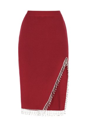 Rode geribbelde pencil rok met een hoge taille en versieringen van zilveren kraalfranje langs de zoom en een asymmetrische split aan één kant.