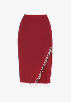 Rote, gerippte Bleistifthose mit hoher Taille und Verzierungen aus silbernem Perlenfransen entlang des Saums sowie einem asymmetrischen Schlitz auf einer Seite.