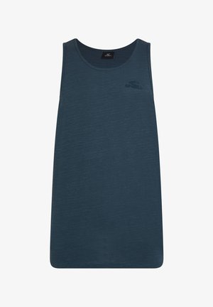 Ciemnoniebieska bezrękawnikowa koszulka na miękkim, teksturowanym materiale. Posiada zaokrąglony dekolt oraz subtelne logo marki na piersi.