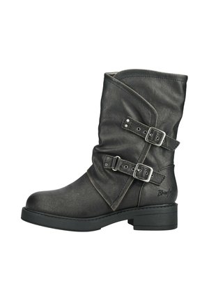 Schwarzer Lederstiefel bis zur Mitte der Wade mit zwei verstellbaren Schnallenriemen und niedrigem Blockabsatz vor weißem Hintergrund.