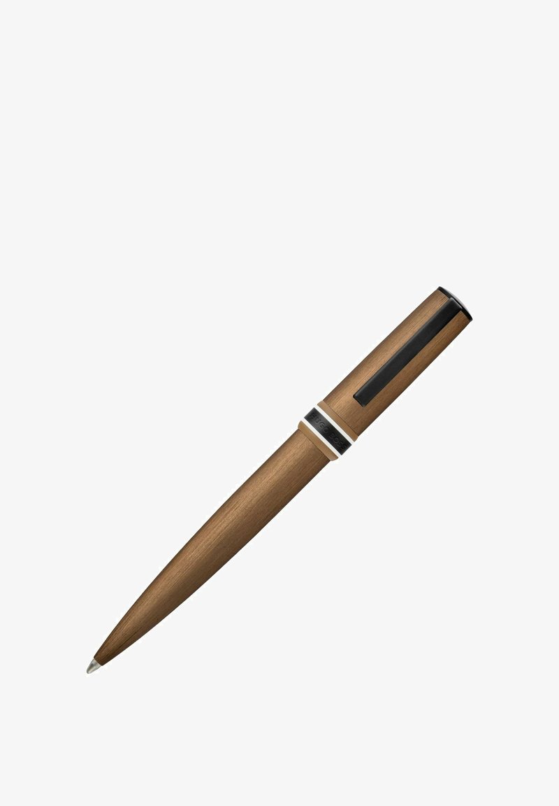 Penna marrone opaca con clip nero e fascia argento vicino alla parte superiore, punta affilata, isolata su sfondo bianco.