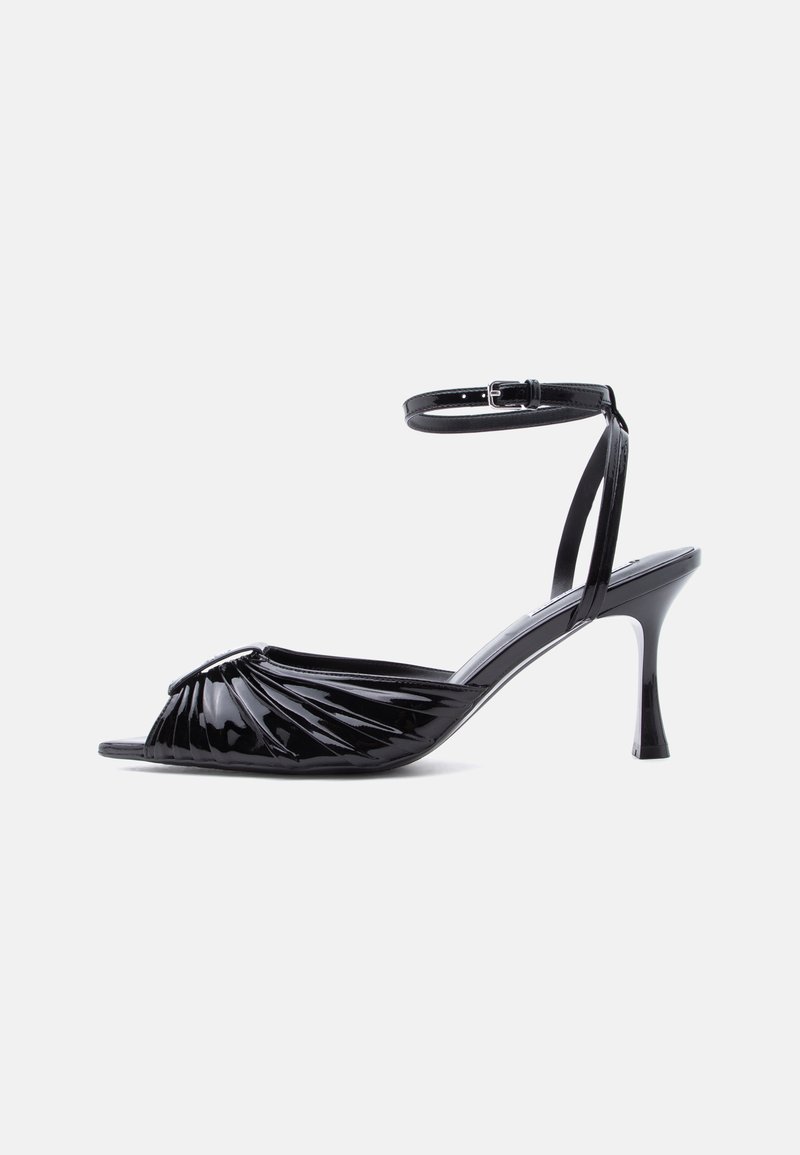 Μαύρο σανδάλι με ψηλό τακούνι από δερμάτινο λάκας, ανοιχτό δάχτυλο, σχεδιασμός με πιέτες μπροστά και ρυθμιζόμενο λουράκι στον αστράγαλο με αγκράφα.