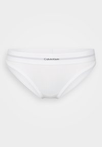 Witte Calvin Klein onderbroek met een geribbelde textuur, een elastische tailleband met twee grijze strepen en een merklogo aan de voorkant.