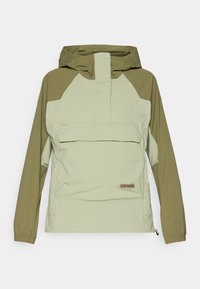 Chubasquero con capucha en verde claro y oliva que cuenta con un bolsillo frontal, puños elásticos y una etiqueta de logo, confeccionado en material resistente al agua.