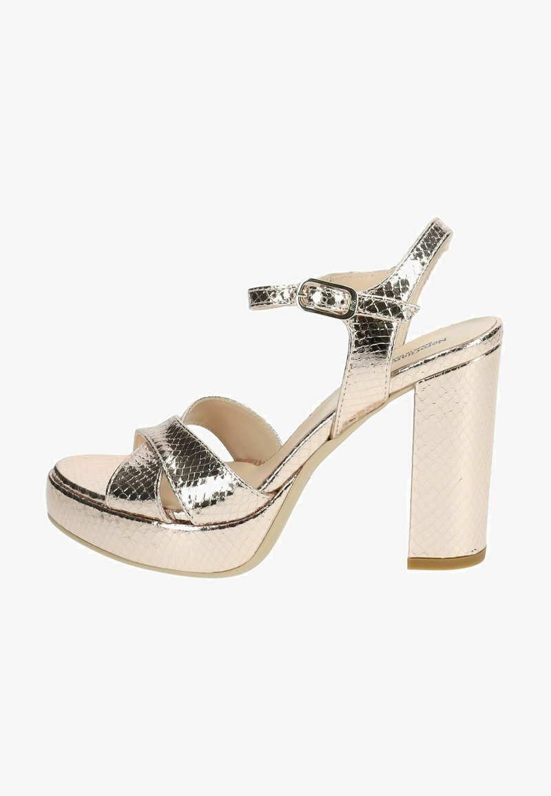 Sandal alto con tacco in oro metallizzato con una finitura texturizzata, caratterizzata da fasce incrociate, una cinghia alla caviglia con fibbia e una piattaforma chunky.