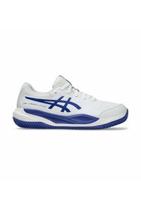 Chaussure de sport blanche à coupe basse, avec des accents bleus et une tige texturée. Comprend une semelle en caoutchouc et des zones en mesh pour la respirabilité.