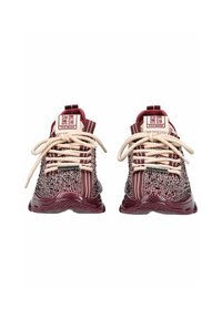 Des chaussures de sport bordeaux avec une tige en tissu texturé, des lacets crème et des rayures contrastantes. Elles disposent d'une semelle en caoutchouc flexible et d'accents de logo.