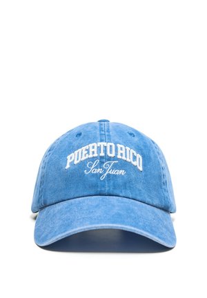 Modrá baseballová čiapka s bielym vyšitým textom "Puerto Rico San Juan" na prednej strane, zobrazená na bielom pozadí.