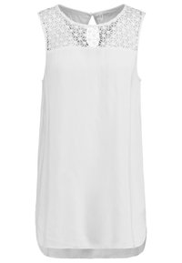 Blouse blanche sans manches avec détail en dentelle sur le haut de la poitrine et le dos, avec une petite ouverture en forme de goutte et une fermeture à bouton au niveau de l'encolure.