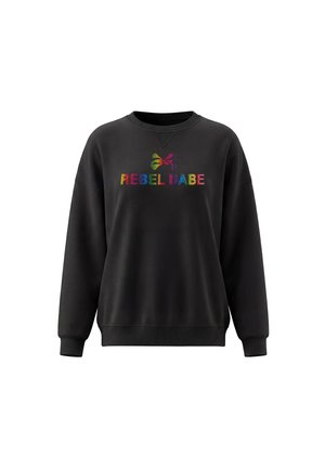 Sort langærmet sweatshirt med farverig "REBEL BABE" tekst og en lille multifarvet sløjfe over teksten.