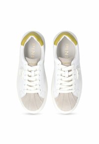 Zapatillas blancas con parte superior de cuero suave, acentos de ante gris, detalles texturizados y una pestaña en el talón de metal dorado. Presentan cordones planos.