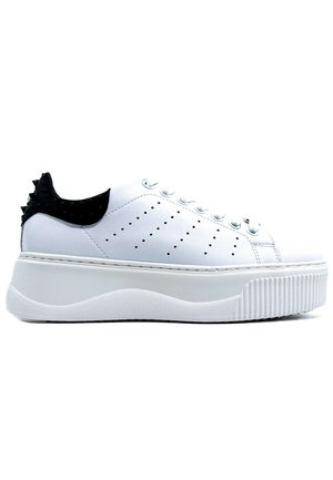 Sneaker bianco con una suola piatta testurizzata, dettagli in tacco a spillo neri, tomaia forata e cuciture decorative. Presenta una chiusura con lacci.