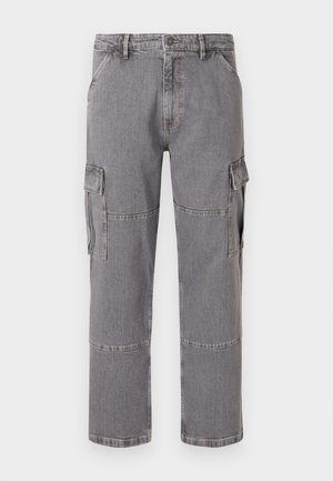Grå cargo-bukser laget av denimstoff med flere lommer, rett benkutt og synlige sømdetaljer.