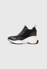 Sneaker nera in rete e pelle con suola bianca spessa, caratterizzata da un accentuato zip dorato e dettagli marroni. Supporto alla caviglia imbottito.