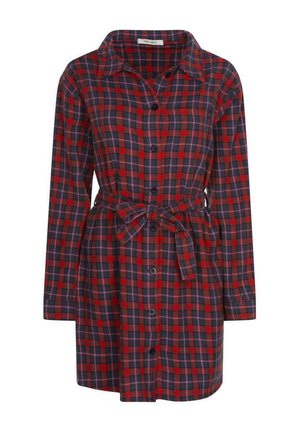 Robe-chemise à manches longues en plaid rouge et marine avec des boutons sur le devant et une ceinture assortie en tissu nouée à la taille.