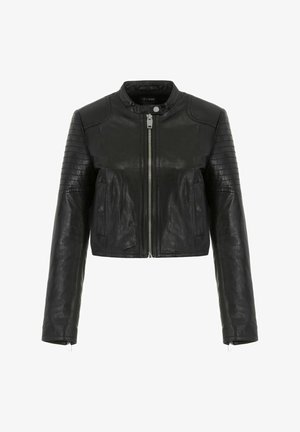 Czarna skórzana kurtka motocyklowa z zamkiem z przodu, żebrowanymi akcentami na ramionach i kieszeniami po bokach; skrócona konstrukcja z zamkami na mankietach.