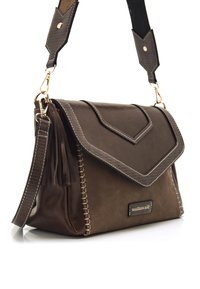 Braune Lederhandtasche mit Klappverschluss, dekorativer Naht und Quaste. Verfügt über einen kontrastierenden Tragegurt mit Hardware-Details.