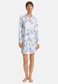Camicia da notte bianca con motivo a foglia blu, chiusura con bottoni frontale, maniche lunghe e colletto; tessuto morbido con una texture liscia.
