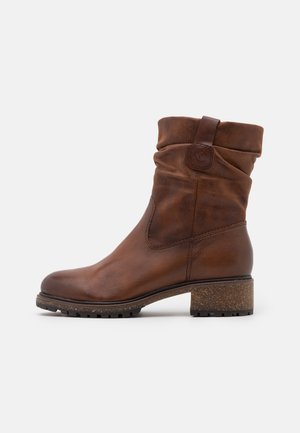 Brązowy skórzany kozaki do połowy łydki z marszczoną cholewką, ozdobną zakładką, okrągłym noskiem oraz blokowym obcasem z teksturowaną gumową podeszwą.