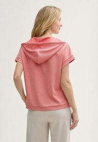 Kurzarm-Hoodie aus weichem Korallstoff, mit einer Fronttasche, verstellbarem Kordelzug an der Kapuze und geripptem Saum.