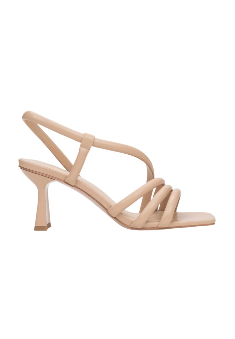 Beige gekruiste haksandalen gemaakt van soepel leer; beschikt over meerdere gekruiste banden, een vierkante open teen en een taps toelopende blokhak.