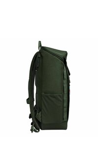 Sac à dos en tissu vert foncé, avec une forme structurée, fermeture éclair, poche en mesh sur le côté et bretelles rembourrées ajustables pour plus de confort.