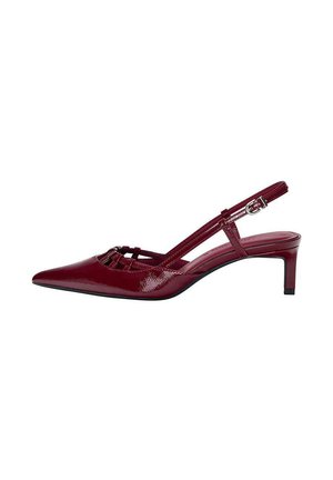 Burgundin keinonahkainen slingback-kengät, joissa on kärki, keskikorkea korko ja solkiremmi valkoisella taustalla.