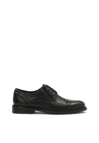 Scarpa da uomo in pelle nera con finitura liscia, punta rotonda, design lacciato, dettagli in cucitura discreti e suola nera a profilo basso.