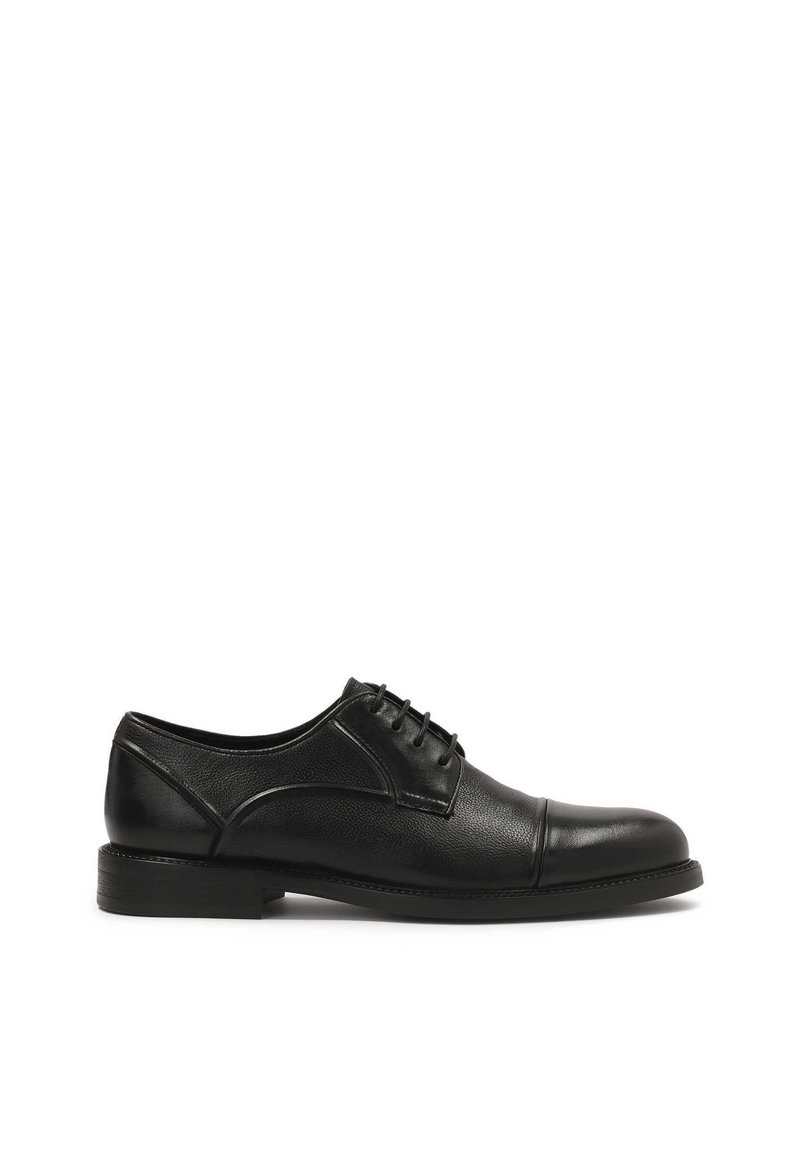 Scarpa da uomo in pelle nera con finitura liscia, punta rotonda, design lacciato, dettagli in cucitura discreti e suola nera a profilo basso.
