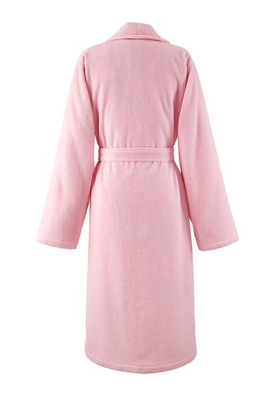 Longue robe de chambre rose douce avec manches larges et ceinture nouée à l’arrière, vue de dos sur fond blanc.