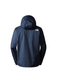 Chaqueta impermeable azul marino con capucha. Cuenta con puños elásticos y bajo con cordón ajustable. Presenta un logo blanco en la parte superior de la espalda.