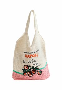 Sac fourre-tout en crochet de couleur crème avec un fond rose. Présente un texte brodé et des graphiques de tomate orange. Deux anses, design non structuré.
