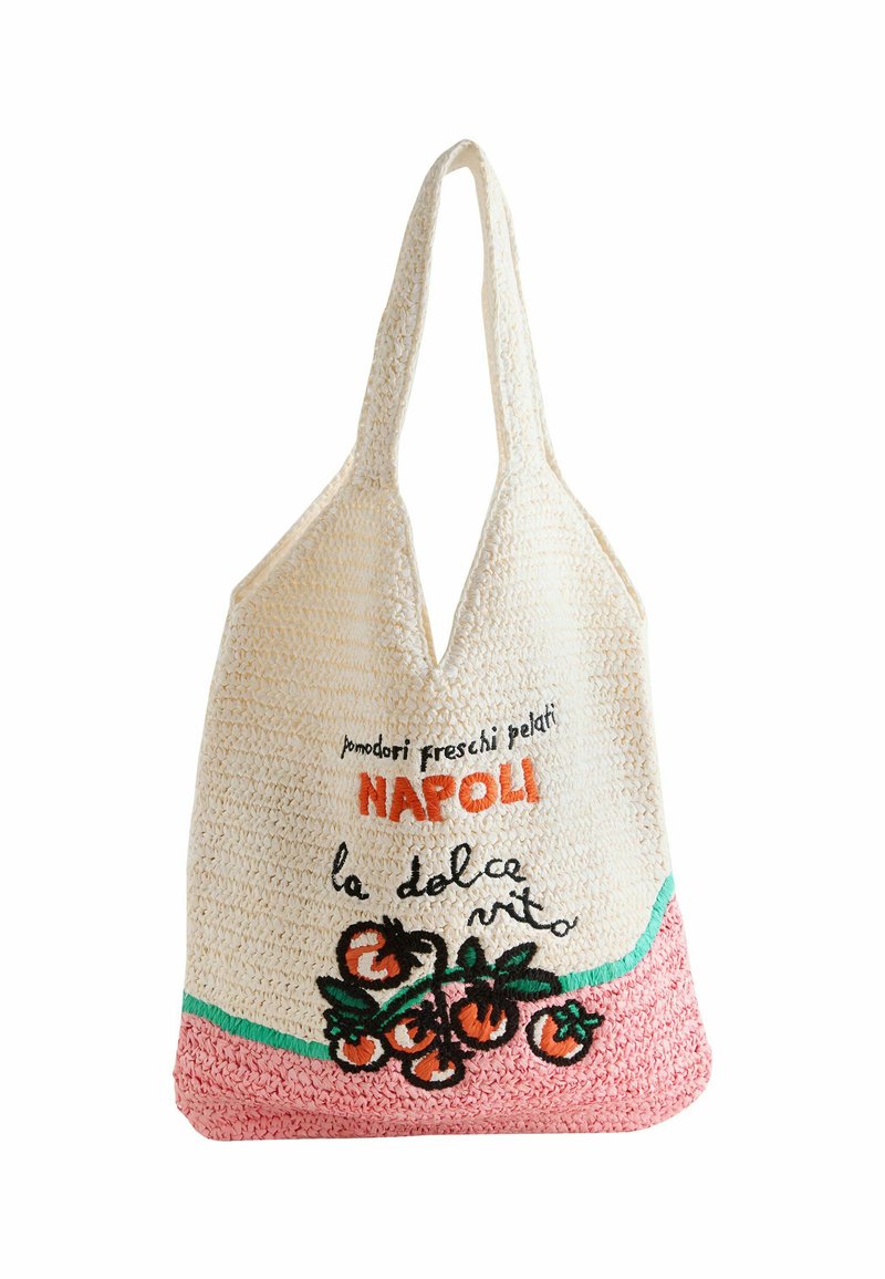 Sac fourre-tout en crochet de couleur crème avec un fond rose. Présente un texte brodé et des graphiques de tomate orange. Deux anses, design non structuré.