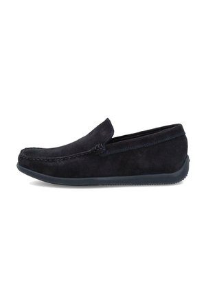 Mocassino nero in pelle scamosciata slip-on con cuciture mocassino e suola in gomma piatta, mostrato di profilo su sfondo bianco.