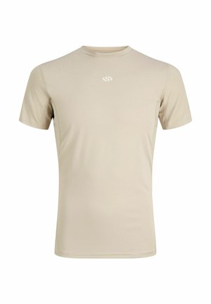T-shirt de sport beige à manches courtes avec un petit logo blanc centré sur la poitrine, présenté sur un fond blanc uni.