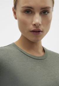 Vero Moda VMCARLA - Navadna majica - laurel wreath