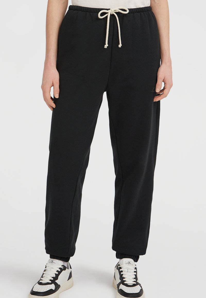 Sorte sweatpants med en afslappet pasform, lavet af blødt bomuld. De har en elastisk talje med snøre og ribbede manchetter.