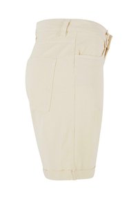 Shorts beiges à coupe droite, fabriqués en coton. Dotés d'une poche au dos et d'un ourlet retroussé, ils offrent un design épuré et simple.