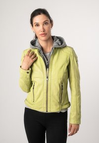 Lima groene leren jas met een grijze hoodie voering, voorzien van een ritssluitingen aan de voorkant, twee zijzakken en een getailleerd ontwerp. Soepele textuur.