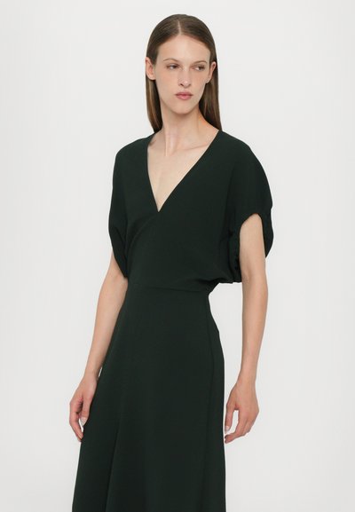 Victoria Beckham BLOUSON DETAIL MIDI DRESS - Vestido informal - dark pine