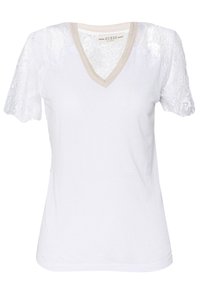 Camiseta blanca con escote en V y ribete beige, con mangas cortas de encaje blanco. Tejido de algodón suave, diseño ajustado.