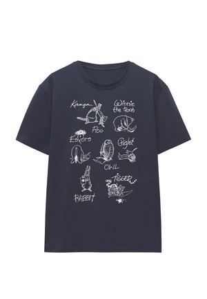 Dunkelblaues T-Shirt mit weißen Skizzenzeichnungen und handschriftlichen Namen der Winnie Puuh Figuren, darunter Puuh, Ferkel, Tigger, Kaninchen und andere.