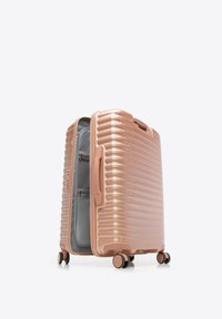 Maleta rígida de color oro rosa brillante con cuatro ruedas giratorias, asas lateral y superior, parcialmente abierta mostrando el interior gris con bolsillos con cremallera.
