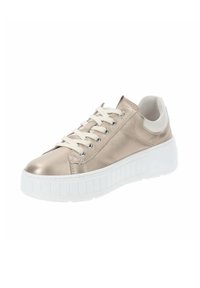 Sneaker dorato metallizzato con suola bianca, presenta lacci piatti, punta arrotondata e una texture liscia. Il pannello laterale include accenti bianchi.