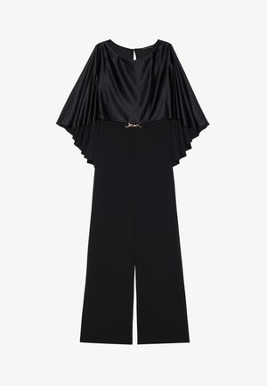 Schwarzer Jumpsuit mit einem satinähnlichen, cape-artigen Oberteil, das über einen runden Ausschnitt verfügt und einen dekorativen Gürtel in Goldfarbe trägt. Glatte Textur, weit geschnittene Beinpartie.