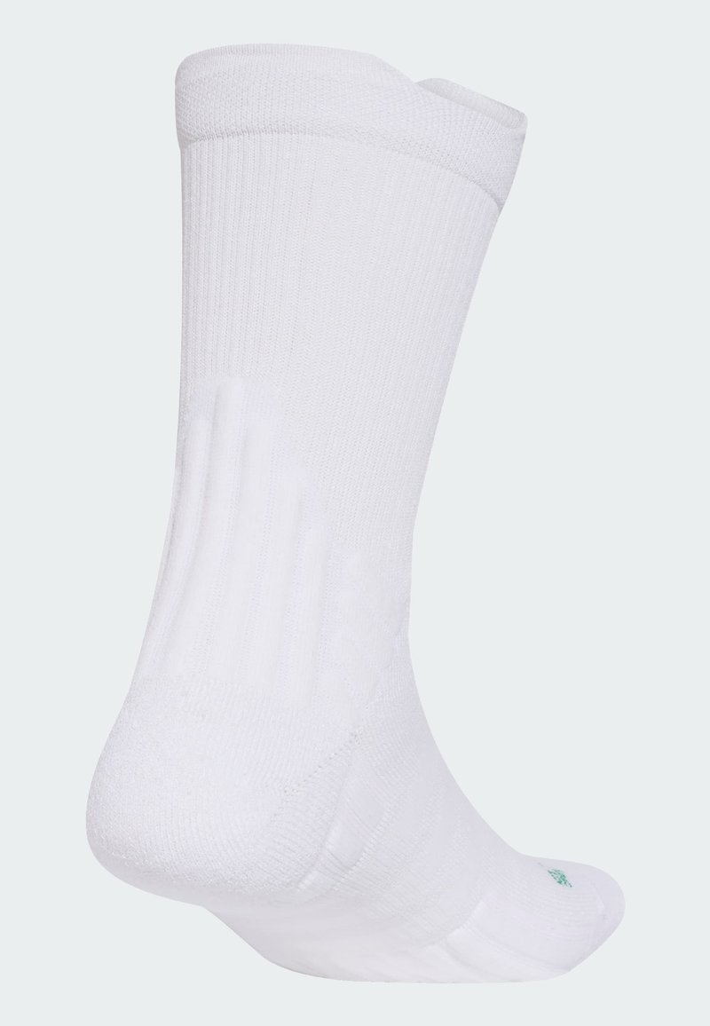 Mocassins et chaussettes blanches de sport: mix ivy league et streetwear