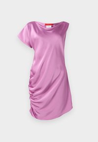 Robe en satin rose avec une coupe décontractée, des manches courtes et une texture froncée sur le côté pour plus de détails.