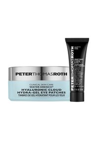 Hyaluronzuur Cloud Hydra-Gel Oogpatches pot in lichtblauw met zilveren deksel naast een zwarte Instant Firm Eye tube, met duidelijke tekstlabels.