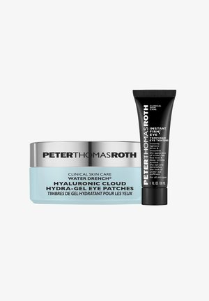 Hyaluronzuur Cloud Hydra-Gel Oogpatches pot in lichtblauw met zilveren deksel naast een zwarte Instant Firm Eye tube, met duidelijke tekstlabels.