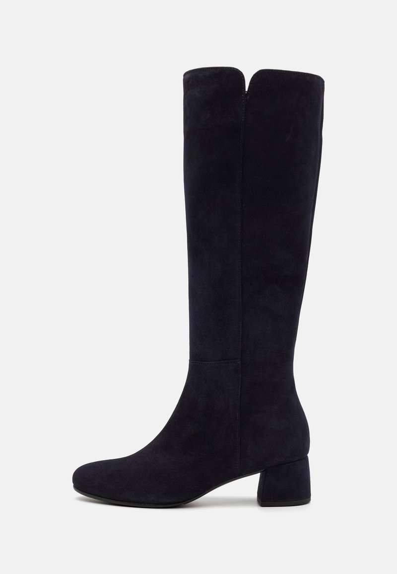 Botas de ante azul marino hasta la rodilla, con un tacón ancho, textura suave y un diseño elegante con una sutil abertura en la parte superior.